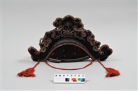 藏品(林邊庄羅蓿(1893-1969)女士自製婚服-冠帽)的圖片